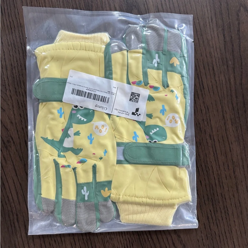 BRAND NEW 3-8 Years Kids Dinosaur Print Yellow and Green Gloves